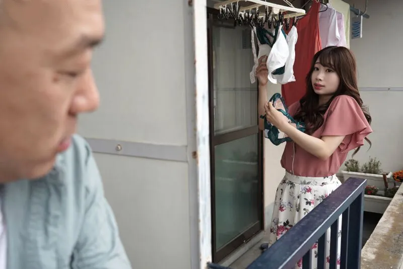 Gã cạnh nhà chuyên soi mói và cặp cô vợ chồng yêu thường xuyên rên la quá to