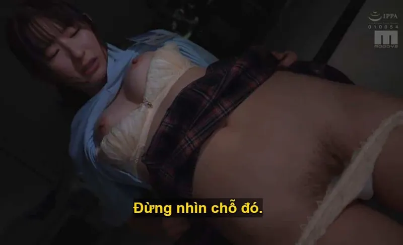 Ông chủ mưu tính sẽ quan hệ với cô nhân viên dưới quyền kiêu kỳ lười nhác, suốt ngày chỉ chăm chăm nhắn tin cho người yêu.